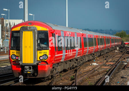 Classe 387 passeggeri in treno Gatwick Express livrea, Londra, Inghilterra. Foto Stock