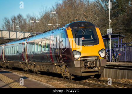 Classe 220 Voyager treni passeggeri in livrea CrossCountry in corrispondenza di una piattaforma a Filton Abbey Wood stazione ferroviaria, Gloucestershire, Inghilterra. Foto Stock