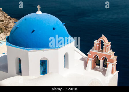 Santorini Oia blu chiesa a cupola e il campanile a torre Foto Stock