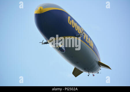 Il 246-piedi-lungo blimp al Wyoming Valley Aeroporto in quaranta Fort PA.su Martedì pomeriggio 8-20-2018. Wingfoot uno è una nuova generazione di dirigibili Goodyear. Foto Stock