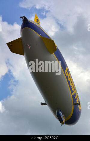 Il 246-piedi-lungo blimp al Wyoming Valley Aeroporto in quaranta Fort PA.su Martedì pomeriggio 8-20-2018. Wingfoot uno è una nuova generazione di dirigibili Goodyear. Foto Stock