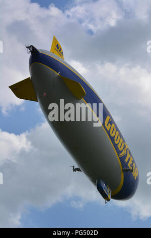 Il 246-piedi-lungo blimp al Wyoming Valley Aeroporto in quaranta Fort PA.su Martedì pomeriggio 8-20-2018. Wingfoot uno è una nuova generazione di dirigibili Goodyear. Foto Stock