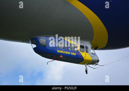 Il 246-piedi-lungo blimp al Wyoming Valley Aeroporto in quaranta Fort PA.su Martedì pomeriggio 8-20-2018. Wingfoot uno è una nuova generazione di dirigibili Goodyear. Foto Stock