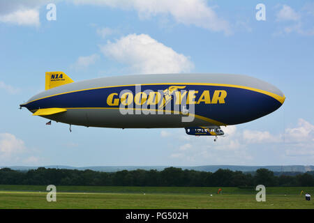 Il 246-piedi-lungo blimp al Wyoming Valley Aeroporto in quaranta Fort PA.su Martedì pomeriggio 8-20-2018. Wingfoot uno è una nuova generazione di dirigibili Goodyear. Foto Stock