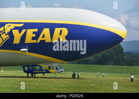 Il 246-piedi-lungo blimp al Wyoming Valley Aeroporto in quaranta Fort PA.su Martedì pomeriggio 8-20-2018. Wingfoot uno è una nuova generazione di dirigibili Goodyear. Foto Stock