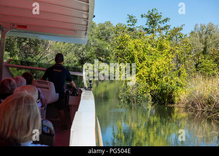 Australia, Western Australia Kimberley costa, tra Wyndham e Kununurra. Scenic river crociera turistica sul jet boat esplorando il fiume Ord. Foto Stock