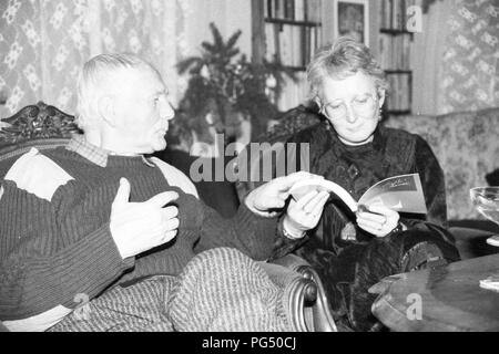Il scrittore ceco Bohumil Hrabal e il suo traduttore Susanna Roth a Natale 1987 in Kersko vicino a Praga. Foto Stock