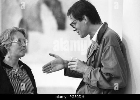 Lo scrittore francese Joel Roussiez in conversazione con il traduttore Susanna Roth ad una mostra dell'artista Otakar Slavik di Wiener Neustadt. Foto Stock