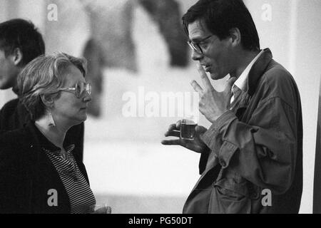 Lo scrittore francese Joel Roussiez in conversazione con il traduttore Susanna Roth ad una mostra dell'artista Otakar Slavik di Wiener Neustadt. Foto Stock