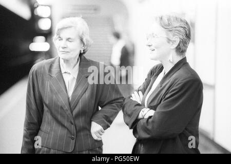 Il traduttore Susanna Roth (a destra) a Vienna nel 1989. Foto Stock