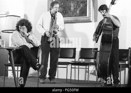 Il scrittore Ungherese Peter Esterhazy durante una lettura a Vienna nel 1989. Foto Stock