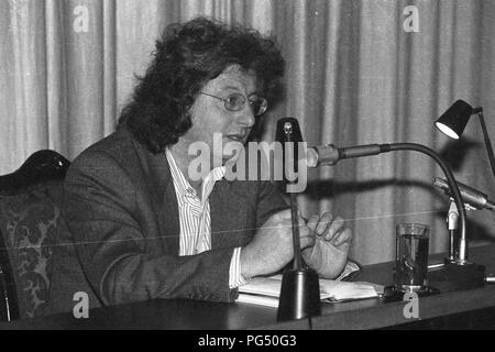 Il scrittore Ungherese Peter Esterhazy durante una lettura di Vienna. Foto Stock