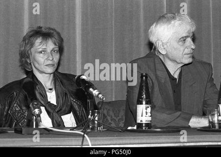 Marianne Gruber e Miklos Meszoly in occasione di una riunione della Oesterreichische Gesellschaft fuer Literatur (letteratura austriaca società) a Vienna nel 1990. Meszoely è considerato uno dei più importanti rappresentanti della recente letteratura Ungherese. Gruber è attivo come un autore e un moderatore e dal 2017 presiede la Oesterreichischen Schriftsteller/Innenverband (austriaco scrittori' Association). Foto Stock