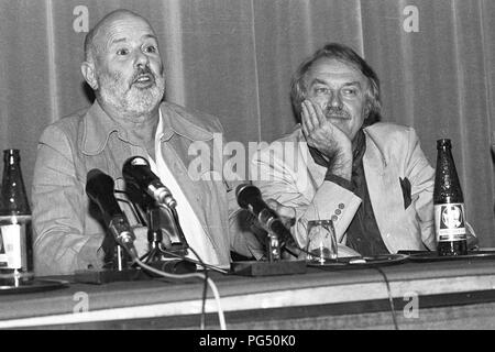 Il scrittore Ungherese Istvan Eorsi dà una conferenza stampa in occasione di una riunione della Oesterreichische Gesellschaft fuer Literatur (letteratura austriaca società) a Vienna nel 1990. Foto Stock