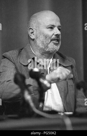 Il scrittore Ungherese Istvan Eorsi dà una conferenza stampa in occasione di una riunione della Oesterreichische Gesellschaft fuer Literatur (letteratura austriaca società) a Vienna nel 1990. Foto Stock