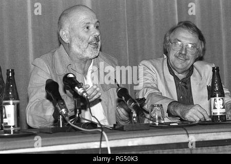 Il scrittore Ungherese Istvan Eorsi dà una conferenza stampa in occasione di una riunione della Oesterreichische Gesellschaft fuer Literatur (letteratura austriaca società) a Vienna nel 1990. A destra nella foto, lo scrittore Pavel Kohout. Foto Stock