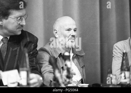 Il scrittore Ungherese Istvan Eorsi dà una conferenza stampa in occasione di una riunione della Oesterreichische Gesellschaft fuer Literatur (letteratura austriaca società) a Vienna nel 1990. Foto Stock