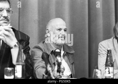 Il scrittore Ungherese Istvan Eorsi dà una conferenza stampa in occasione di una riunione della Oesterreichische Gesellschaft fuer Literatur (letteratura austriaca società) a Vienna nel 1990. Foto Stock