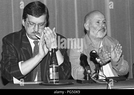 Il scrittore Ungherese Istvan Eorsi dà una conferenza stampa in occasione di una riunione della Oesterreichische Gesellschaft fuer Literatur (letteratura austriaca società) a Vienna nel 1990. Foto Stock