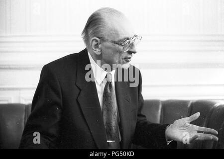 Intervista del giornalista Astrid Frefel con Bartoszewski, ambasciatore polacco in Austria. Foto Stock