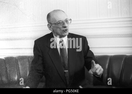 Intervista del giornalista Astrid Frefel con Bartoszewski, ambasciatore polacco in Austria. Foto Stock