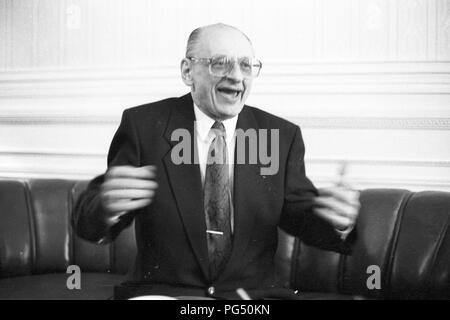 Intervista del giornalista Astrid Frefel con Bartoszewski, ambasciatore polacco in Austria. Foto Stock