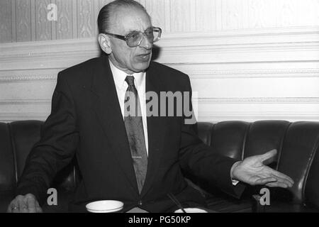 Intervista del giornalista Astrid Frefel con Bartoszewski, ambasciatore polacco in Austria. Foto Stock