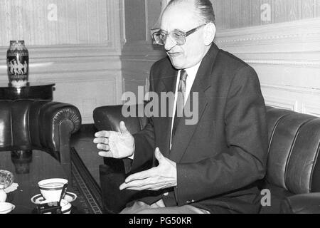 Intervista del giornalista Astrid Frefel con Bartoszewski, ambasciatore polacco in Austria. Foto Stock