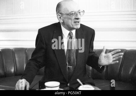 Intervista del giornalista Astrid Frefel con Bartoszewski, ambasciatore polacco in Austria. Foto Stock