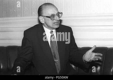 Intervista del giornalista Astrid Frefel con Bartoszewski, ambasciatore polacco in Austria. Foto Stock