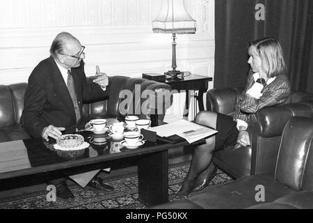 Intervista del giornalista Astrid Frefel con Bartoszewski, ambasciatore polacco in Austria. Foto Stock