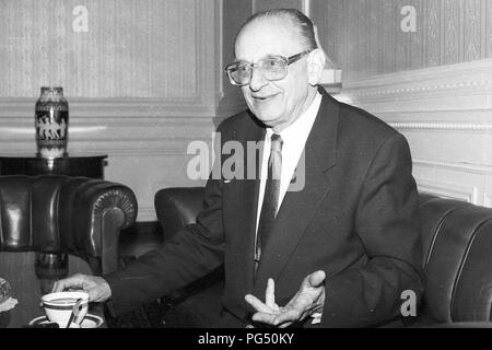 Intervista del giornalista Astrid Frefel con Bartoszewski, ambasciatore polacco in Austria. Foto Stock