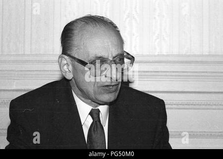 Intervista del giornalista Astrid Frefel con Bartoszewski, ambasciatore polacco in Austria. Foto Stock