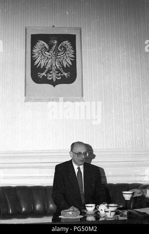 Intervista del giornalista Astrid Frefel con Bartoszewski, ambasciatore polacco in Austria. Foto Stock