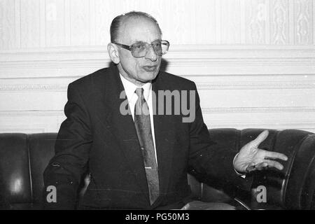 Intervista del giornalista Astrid Frefel con Bartoszewski, ambasciatore polacco in Austria. Foto Stock