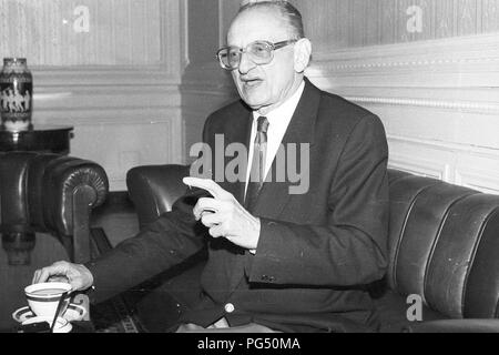 Intervista del giornalista Astrid Frefel con Bartoszewski, ambasciatore polacco in Austria. Foto Stock