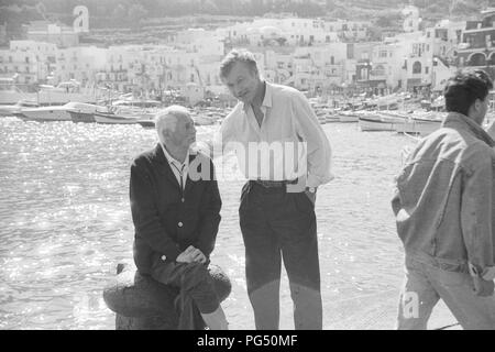 Il scrittore ceco Bohumil Hrabal siede su un bollard nel porto dell'isola italiana di Capri. Foto Stock