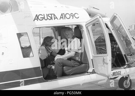 Il scrittore ceco Bohumil Hrabal e il traduttore Susanna Roth in un elicottero in una base militare a Milano prima di un volo a Capri. Foto Stock
