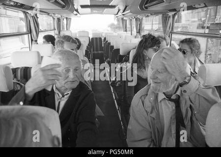 Lo scrittore americano Lawrence Ferlinghetti (r) e il suo collega ceco Bohumil Hrabal in un autobus a Capri. Foto Stock
