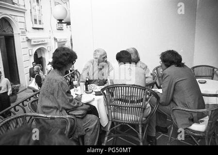 Lo scrittore Bohumil Hrabal (centrale) e il suo traduttore Susanna Roth in un ristorante a Capri. Foto Stock