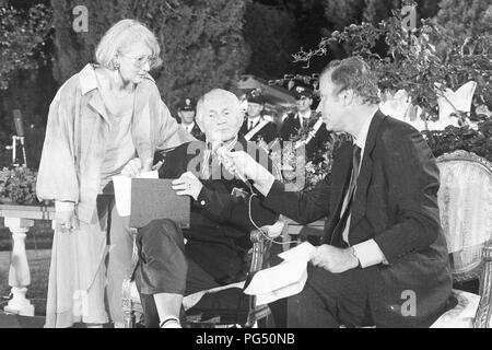 'L'scrittore ceco Bohumil Hrabal (centrale) in occasione della presentazione del premio letterario ''Premio Capri''. A sinistra di Hrabal è il suo traduttore Susanna Roth, sulla destra l'organizzatore della cerimonia, Claudio Angelini.". Foto Stock