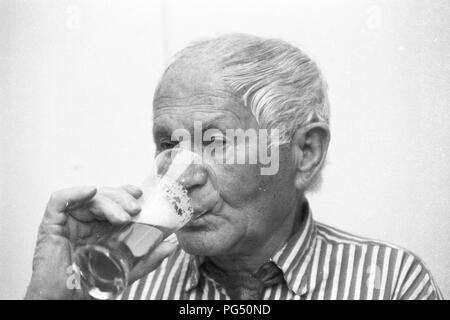 Il scrittore ceco Bohumil Hrabal a Capri nel 1990. Foto Stock