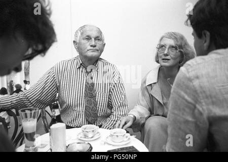 Il scrittore ceco Bohumil Hrabal (centrale) e il traduttore Susanna Roth a Capri nel 1990. Foto Stock