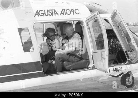 Il traduttore Susanna Roth e scrittore ceco Bohumil Hrabal in un elicottero in una base militare a Milano prima di un volo a Capri. Foto Stock