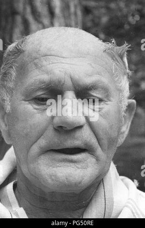 Il scrittore ceco Bohumil Hrabal ottiene il suo taglio di capelli nel giardino della sua casa estiva di Kersko vicino a Praga. Foto Stock
