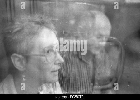 Il scrittore ceco Bohumil Hrabal e il traduttore svizzero Susanna Roth. Foto Stock