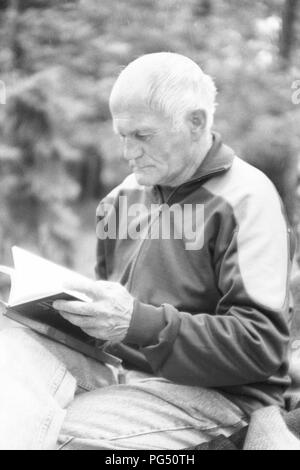 Il scrittore ceco Bohumil Hrabal nel giardino della sua casa estiva di Kersko vicino a Praga. Foto Stock