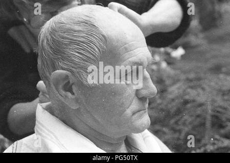 Il scrittore ceco Bohumil Hrabal ottiene il suo taglio di capelli nel giardino della sua casa estiva di Kersko vicino a Praga. Foto Stock