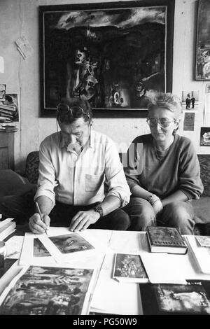 Il traduttore Susanna Roth e il pittore Josef Jira in Jira's house nel nord della Repubblica ceca Mala Skala. Foto Stock