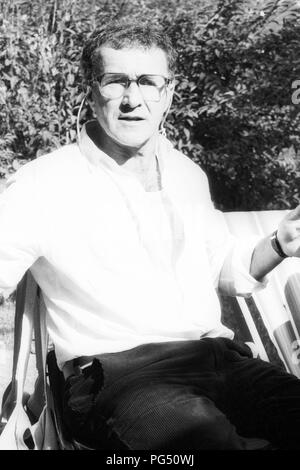 Il pittore ceco Josef Jira nel giardino della sua casa in Mala Skala nel nord della Repubblica ceca. Foto Stock